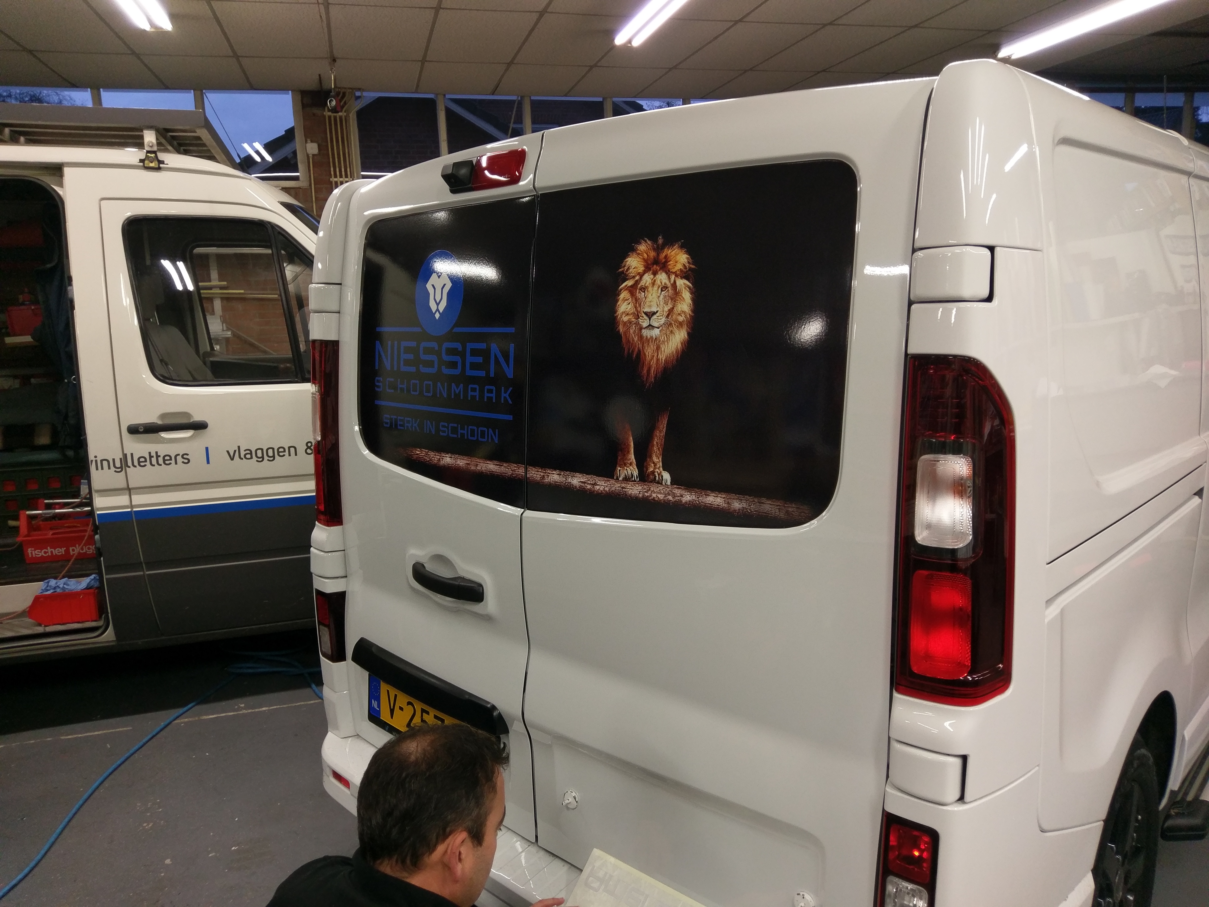 Belettering van onze nieuwe bedrijfsauto's.